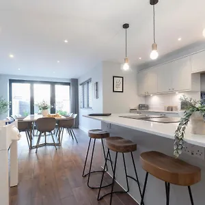 https://modern-four-bedroom-home-in-cheltenham.cardiffhotelswales.com
